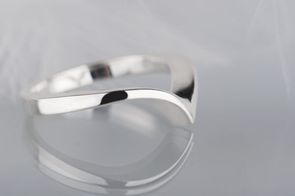 minimalistyczny pierścionek bez kamienia