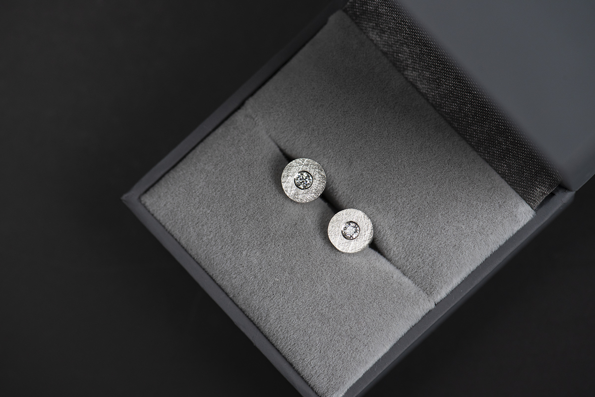 Minimalistyczne kolczyki z diamentem - obrazek 6