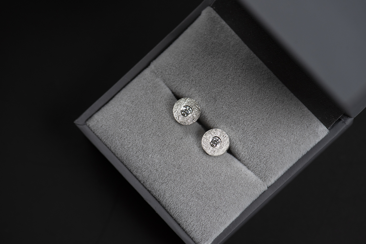 Minimalistyczne kolczyki z diamentem - obrazek 2