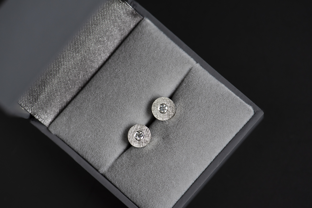 Minimalistyczne kolczyki z diamentem - obrazek 5