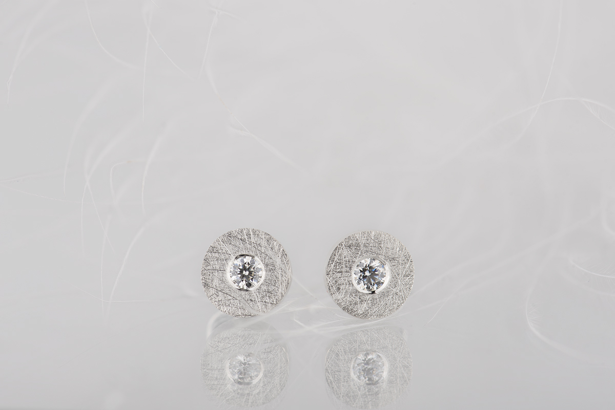 Minimalistyczne kolczyki z diamentem