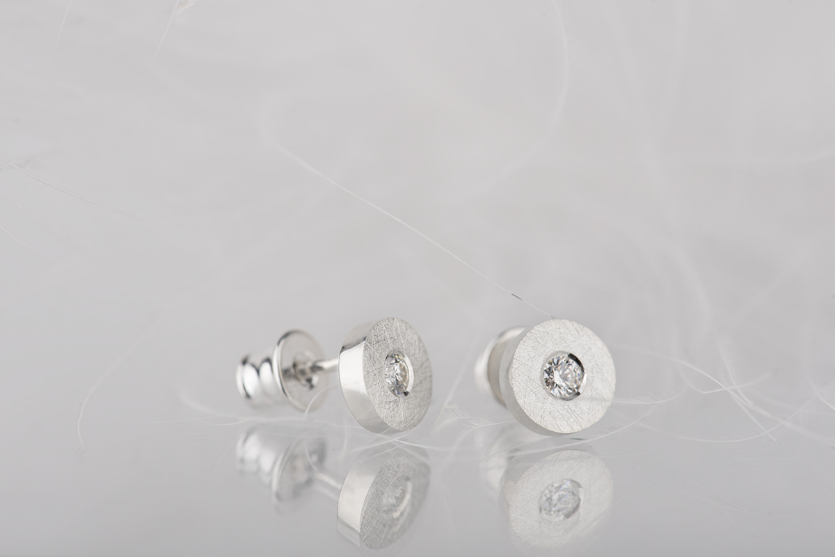 Minimalistyczne kolczyki z diamentem - obrazek 4