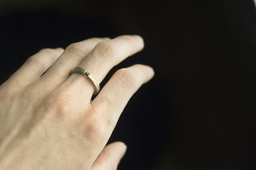 pierścionek z mokume gane z szafirem