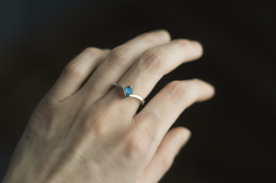 pierścionek ze srebra z niebieskim labradorytem