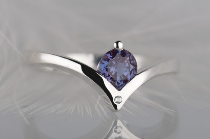 pierścionek zaręczynowy z aleksandrytem i diamentem