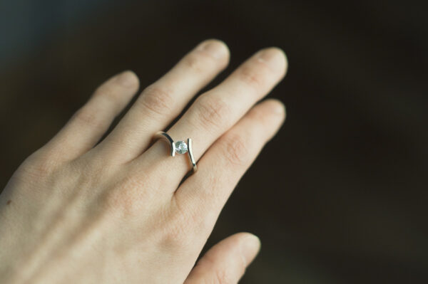 pierścionek zaręczynowy z białym szafirem