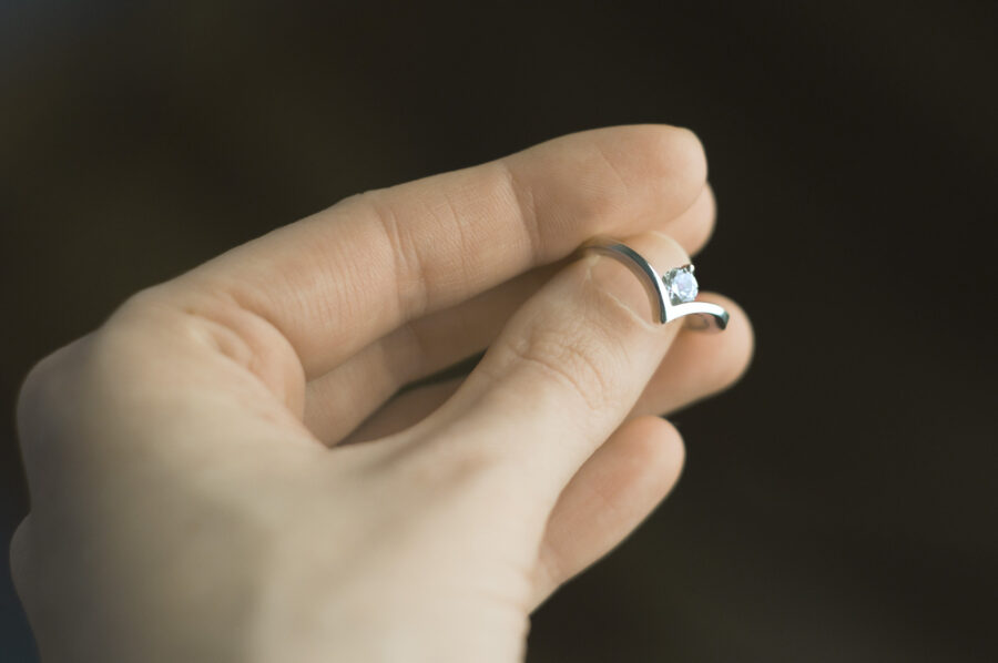 pierścionek zaręczynowy z cyrkonem