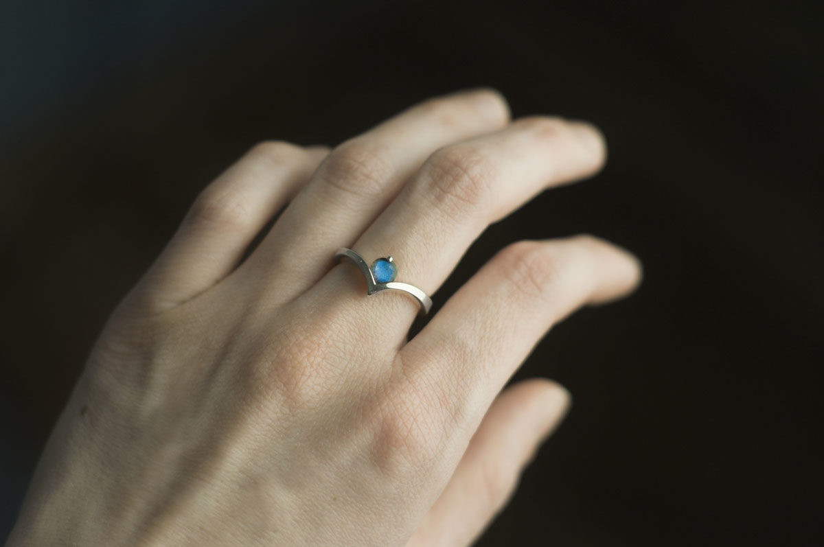 pierścionek z niebieskim labradorytem
