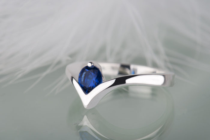 pierścionek z niebieskim szafirem