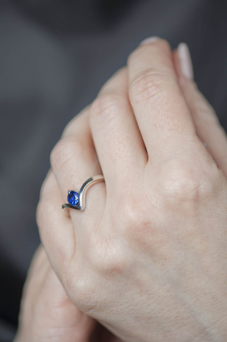 pierścionek z niebieskim szafirem