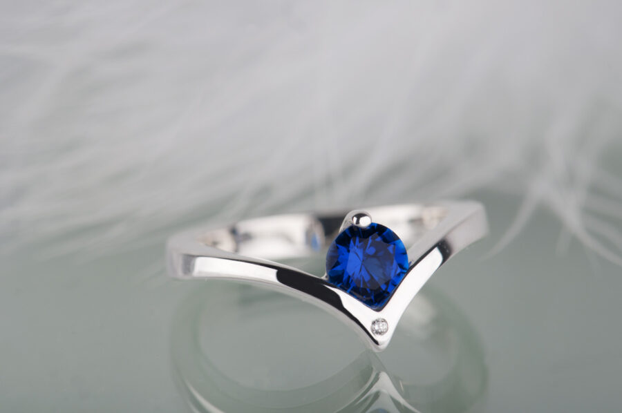 pierścionek zaręczynowy z niebieskim szafirem