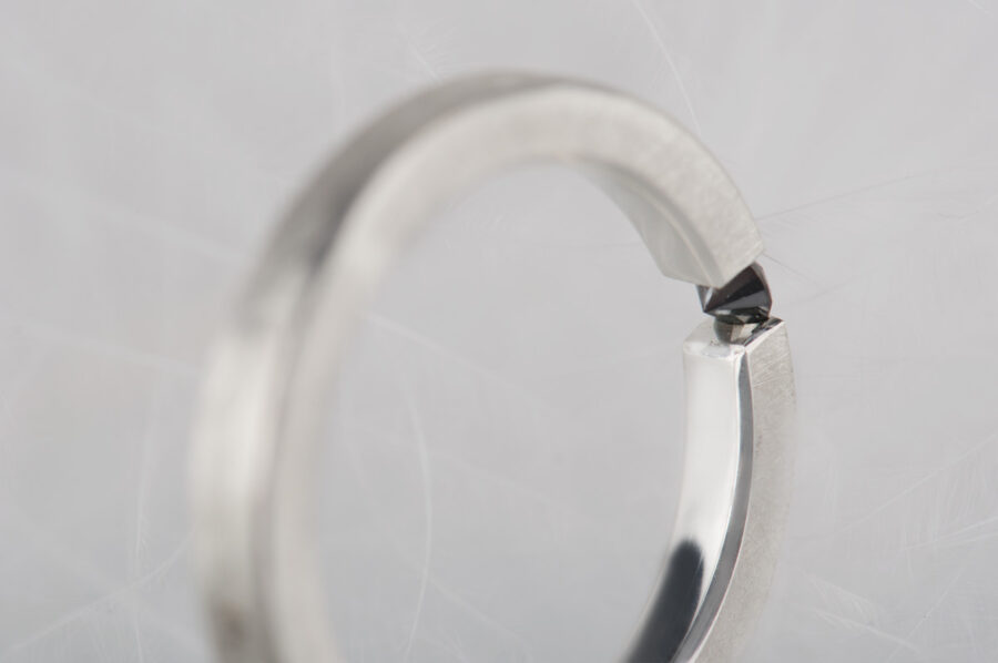 pierścionek z czarnym diamentem
