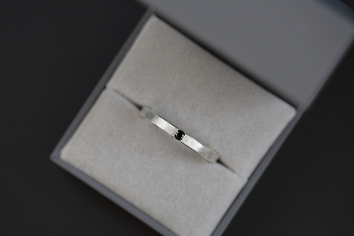 Minimalistyczny pierścionek z czarnym diamentem - obrazek 2