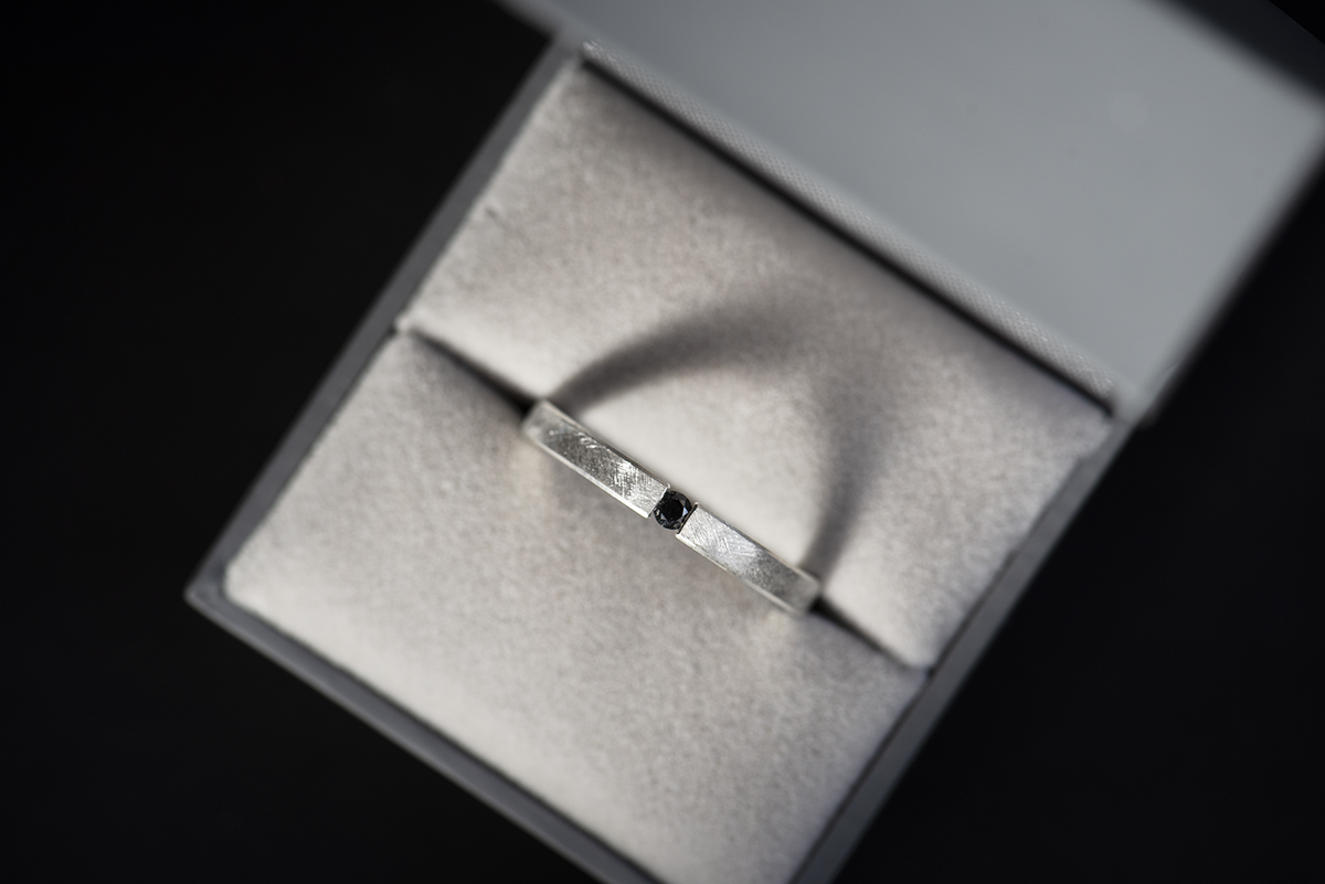 Minimalistyczny pierścionek z czarnym diamentem - obrazek 3