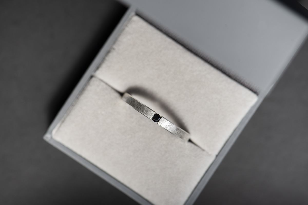 Minimalistyczny pierścionek z czarnym diamentem - obrazek 8