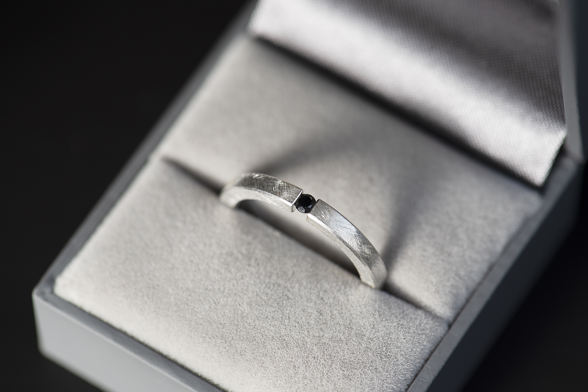 Minimalistyczny pierścionek z czarnym diamentem - obrazek 9