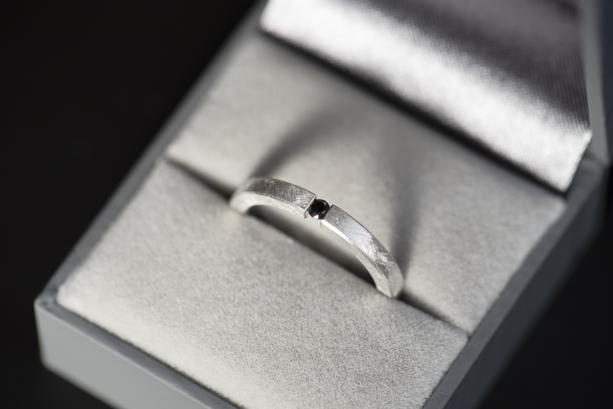 Minimalistyczny pierścionek z czarnym diamentem - obrazek 4