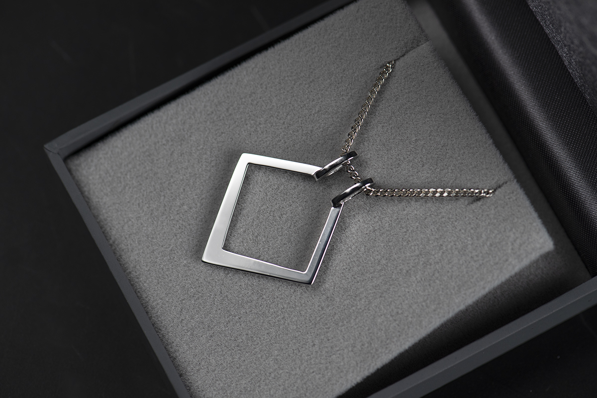 Ring holder wykonany z białego złota próby 585. Zawieszka na którą można założyć pierścionek bez konieczności rozpinania łańcuszka. Umieszczony w szarym pudełku na biżuterię.