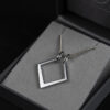 Ring holder wykonany z białego złota próby 585. Zawieszka na którą można założyć pierścionek bez konieczności rozpinania łańcuszka. Umieszczony w szarym pudełku na biżuterię.