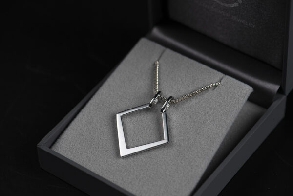 Ring holder wykonany z białego złota próby 585. Zawieszka na którą można założyć pierścionek bez konieczności rozpinania łańcuszka. Umieszczony w szarym pudełku na biżuterię.