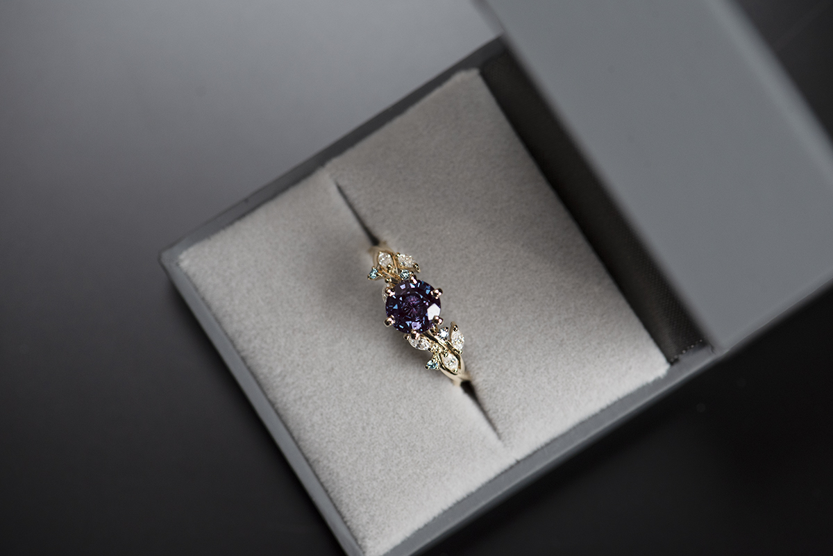 Pierścionek z aleksandrytem 6,5 mm i diamentami - obrazek 4