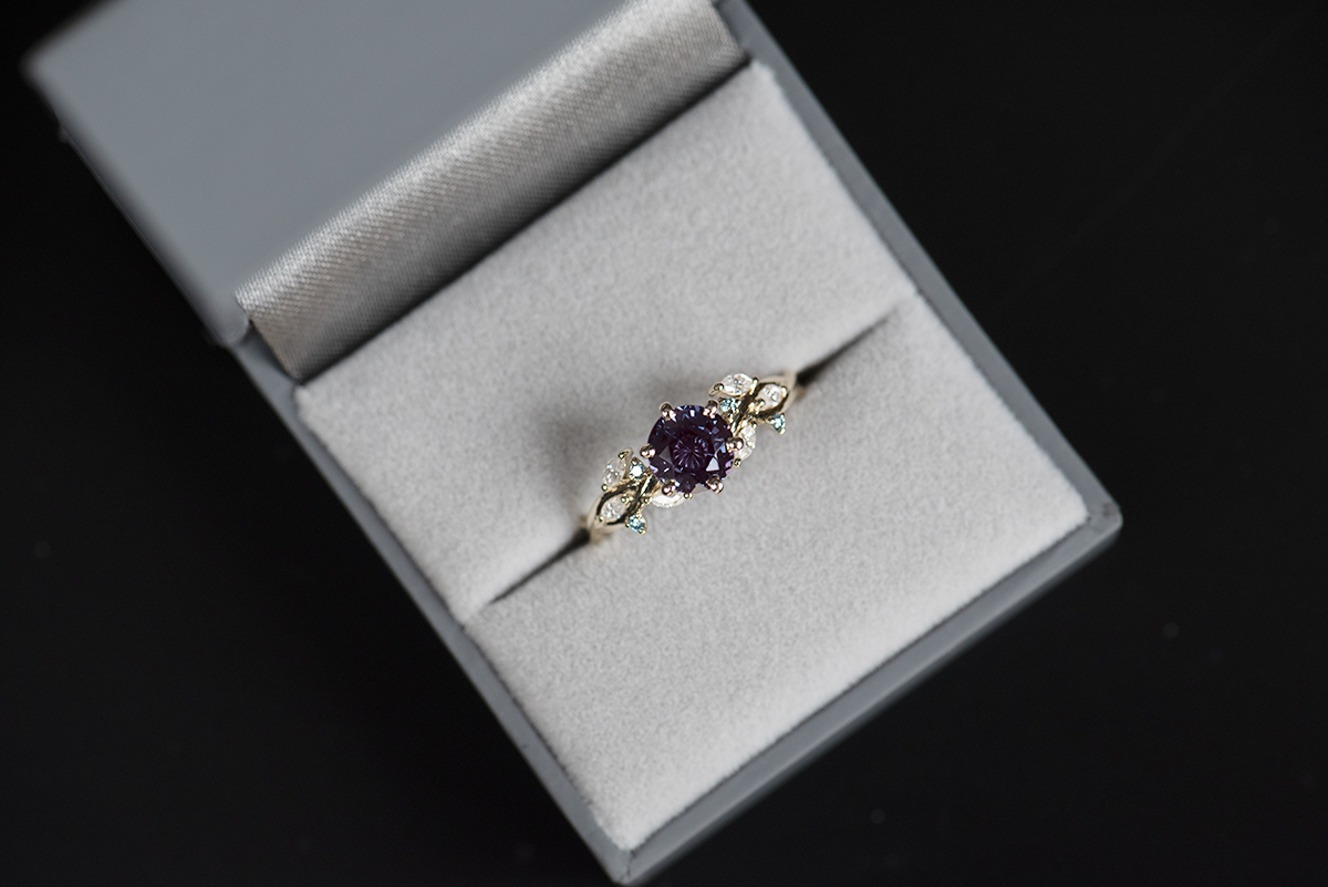 Pierścionek z aleksandrytem 6,5 mm i diamentami - obrazek 5