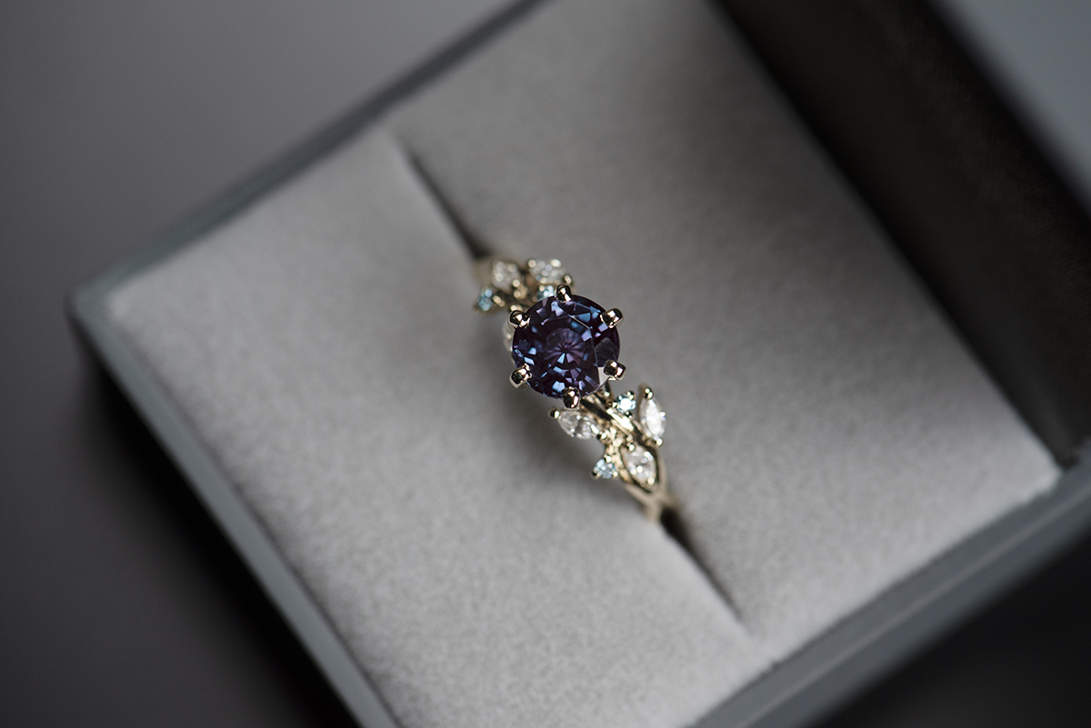 Pierścionek z aleksandrytem 6,5 mm i diamentami - obrazek 6