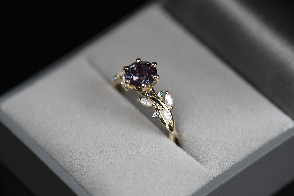Pierścionek z aleksandrytem 6,5 mm i diamentami - obrazek 7